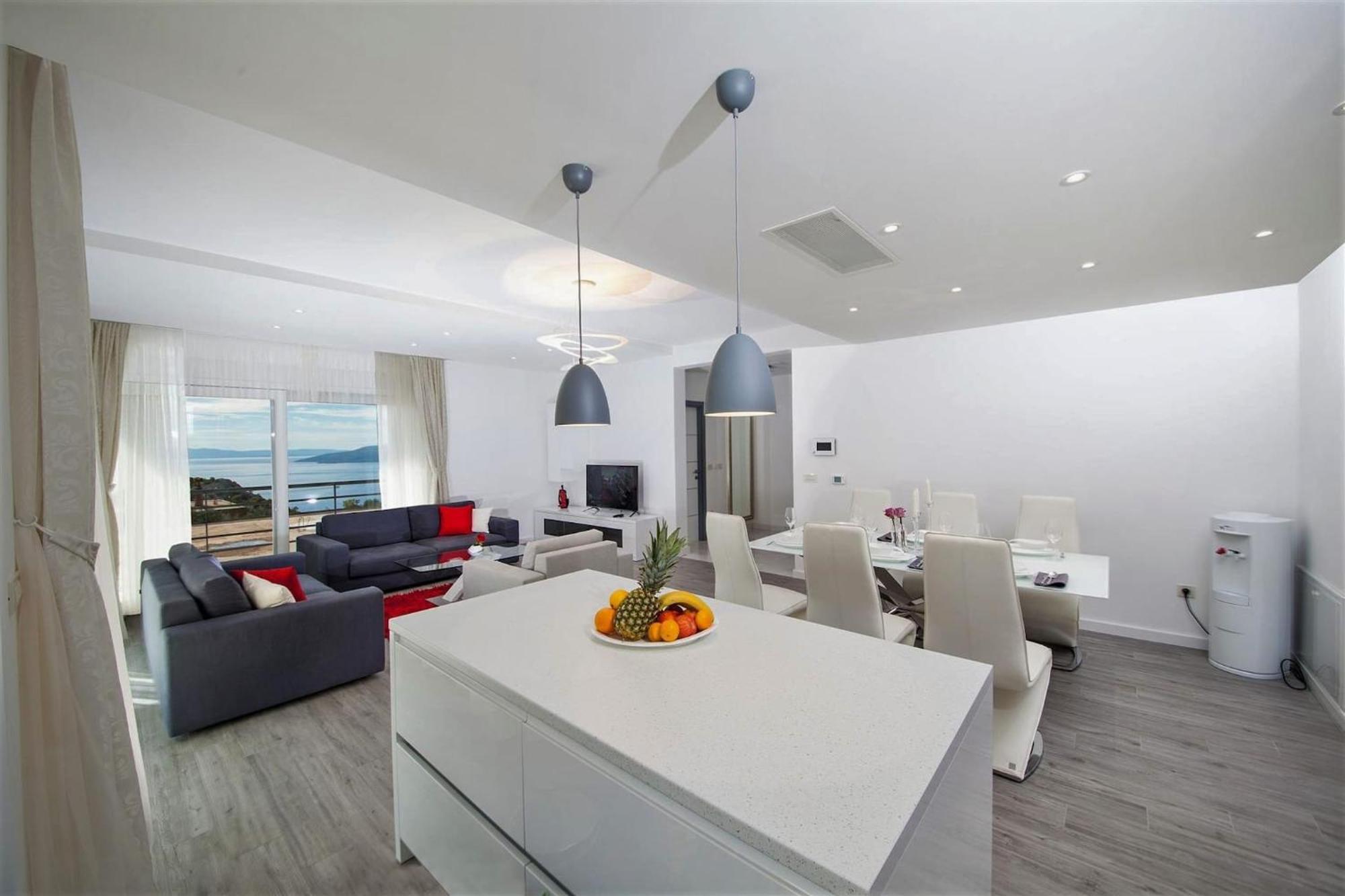 Red With Pool And Sea View Makarska