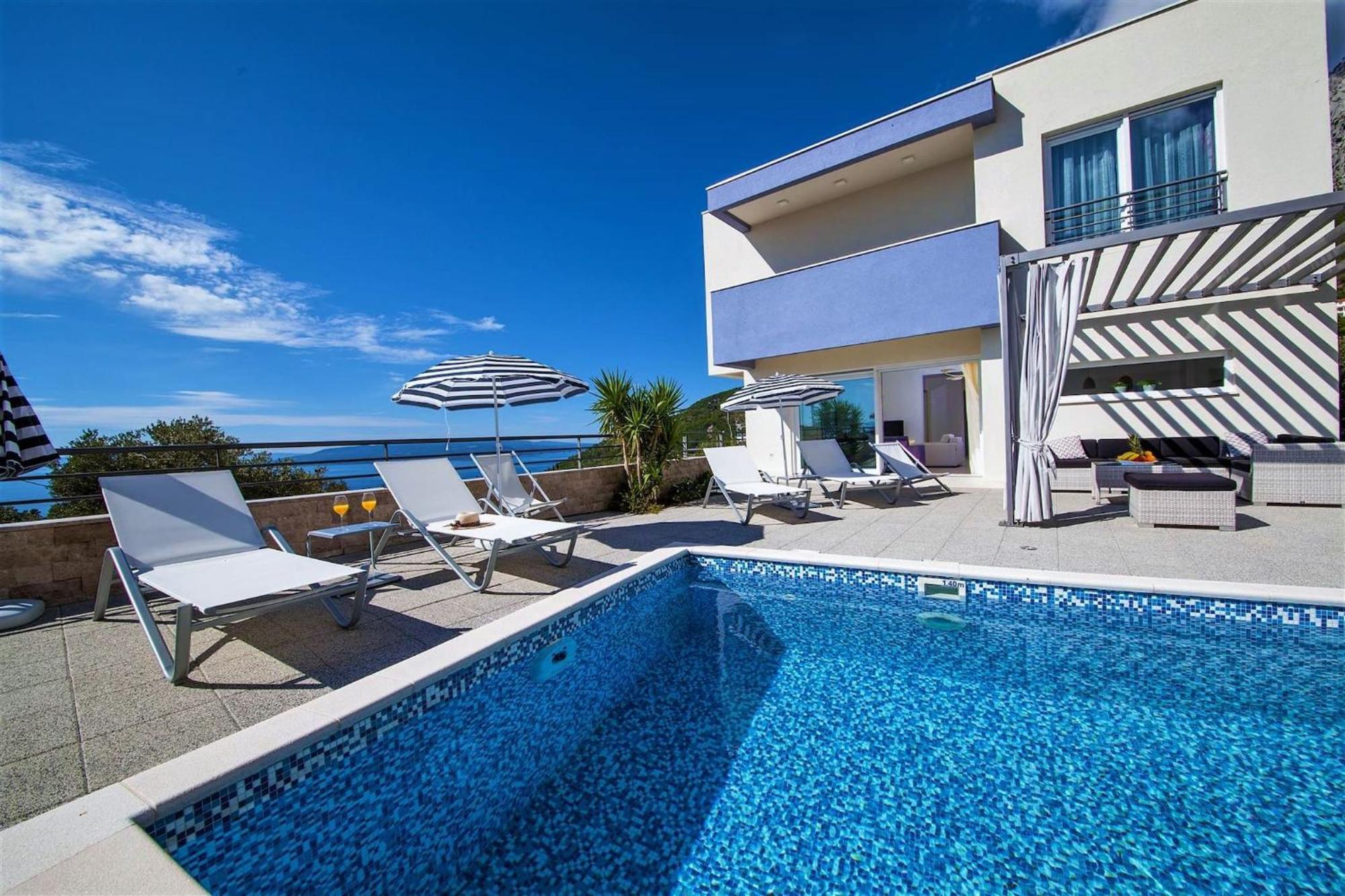 Red With Pool And Sea View Villa *