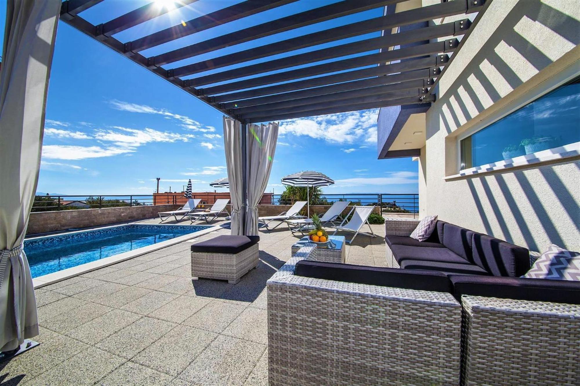 Red With Pool And Sea View Makarska