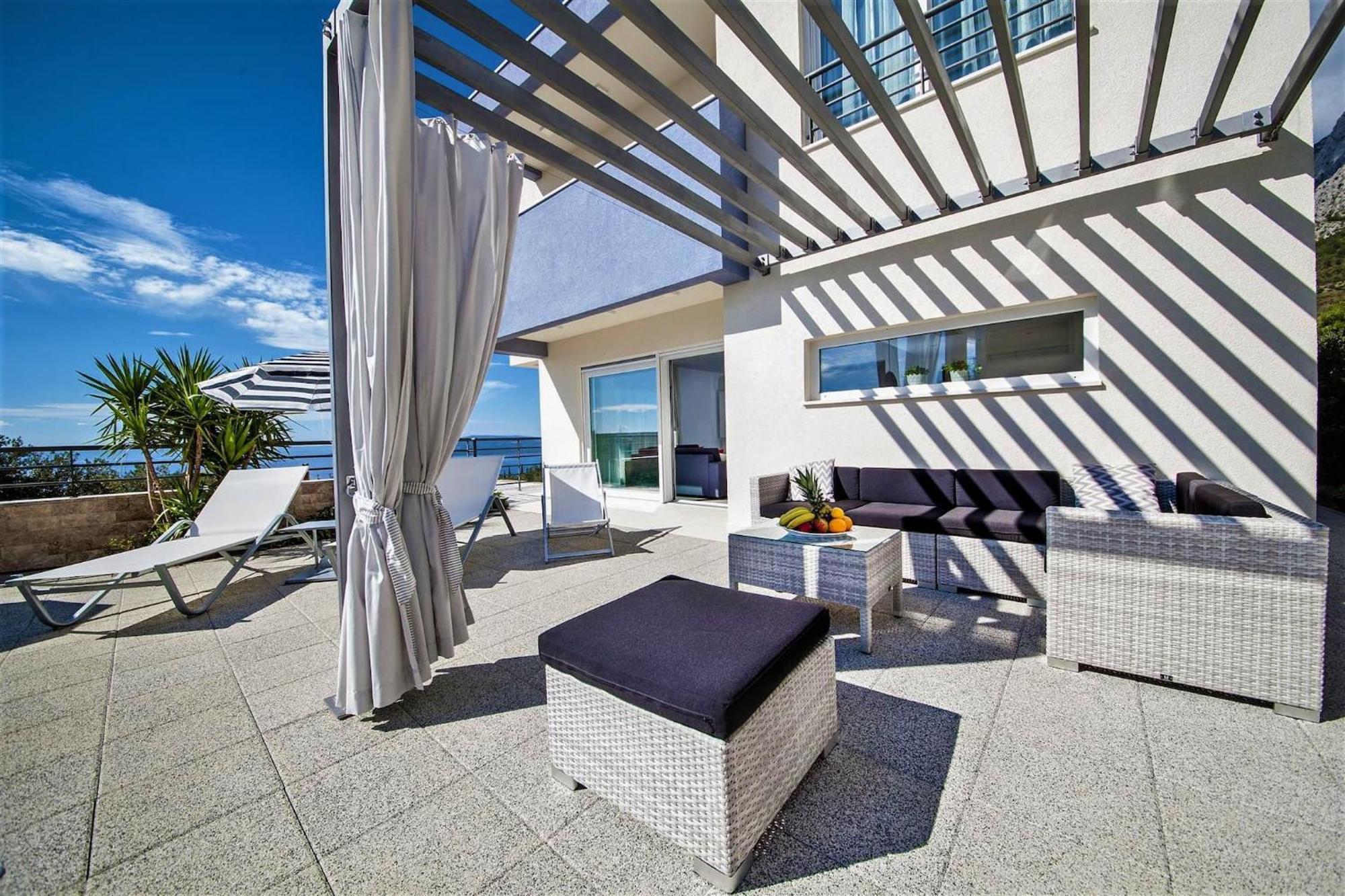 Red With Pool And Sea View Villa